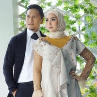 Fenita Arie tampil sangat stylish bersama suaminya Arie Untung mengenakan busana karya Ria Miranda. Paduan gaun dan outerwear bertabur payet jadi ide desain menarik untuk acara spesialmu.Foto: Instagram