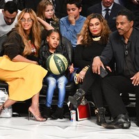 Sementara Beyonce mengenakan rok ruffle keluaran Jacquemes yang dipadukan hoodie dari JW Anderson. Ia juga membawa clutch dari Celine dan boots Gianvito Rossi. Total penampilan Beyonce bernilai Rp 44 jutaan. Foto: Getty Images