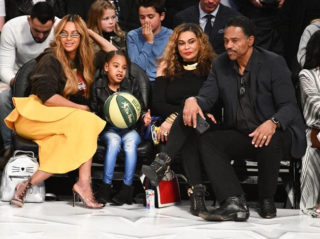 Sementara Beyonce mengenakan rok ruffle keluaran Jacquemes yang dipadukan hoodie dari JW Anderson. Ia juga membawa clutch dari Celine dan boots Gianvito Rossi. Total penampilan Beyonce bernilai Rp 44 jutaan. Foto: Getty Images