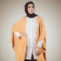 Baru berhijab dan belum punya banyak baju panjang? Atasi dengan pemakaian outerwear. Cardigan atau vest bisa dipadupadankan dengan kaos lengan pendek, atau baju atasan yang terlalu pendek. Fenita Arie memadukan cape oversized dengan kemeja ukuran fit.Foto: Instagram
