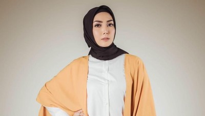 12 Inspirasi Gaya Fenita Arie untuk Kamu yang Baru Berhijab
