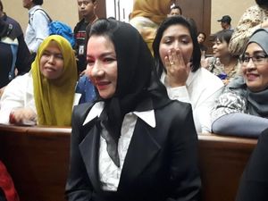 Foto: Ekspresi Ceria Bupati Rita di Sidang Perdana