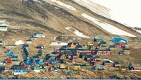 Ittoqqortoormiit merupakan sebuah daerah yang dulunya bernama Scoresbysund di Greenland. Berada di ujung bumi, daerah ini punya pemukiman unik dengan rumah yang dicat warna-warni. (Thinkstock)