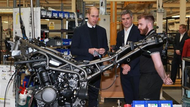 Pangeran William mengunjungi pabrik Triumph dan MIRA Technology Park