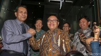 Deputi Bidang Pencegahan KPK Pahala Nainggolan dan Dirut BPJS Ketenagakerjaan Agus Susanto melakukan salam komando usai melakukan pertemuan.
