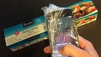 Gunakan plastik pembungkus makanan sebagai pengganti casing handphone. Murah meriah. Istimewa/Boredpanda.