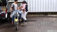 Seorang penumpang naik Mobet.