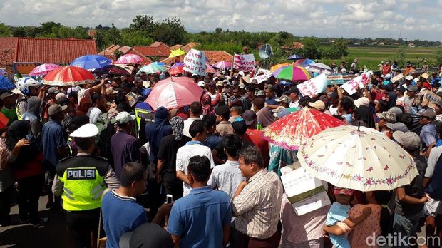 Warga Terdampak Banjir di Brebes Jalan Tol