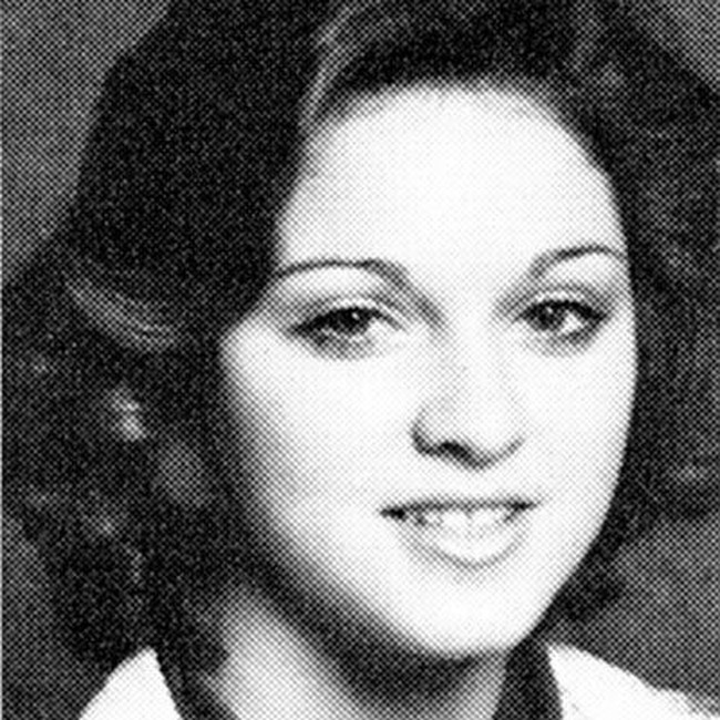 Madonna pernah jadi cheerleader di sekolahnya, The Rochester Adams High School. Wajah Madonna muda pada 1975 sangat mirip dengan anaknya, Lourdes. Foto: InStyle