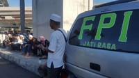 Rizieq menyampaikan pengumuman pembatalan pulang melalui sambungan telepon ke massa yang berkumpul di Masjid Baitul Amal, Cengkareng (Foto: Zunita Amalia Putri/detikcom)