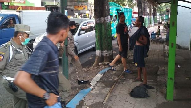 Perjuangan Petugas Bujuk Orgil di Pasuruan agar Mau Diamankan