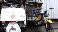 Meskipun Medan, Sumatera Utara, juga memiliki alat transportasi serupa, namun berbeda dengan Jakarta. penumpang Mobet akan terhalang oleh punggung pengemudi. Terpal yang terpasang juga berfungsi sebagi penutup kala hujan ataupun panas layaknya bangku penumpang becak tenaga manusia.