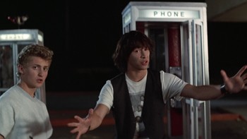 Dua karakter utama dalam film Bill & Teds Excellent Adventure menggunakan kotak telepon sebagai mesin waktu. (Foto: Pinterest)