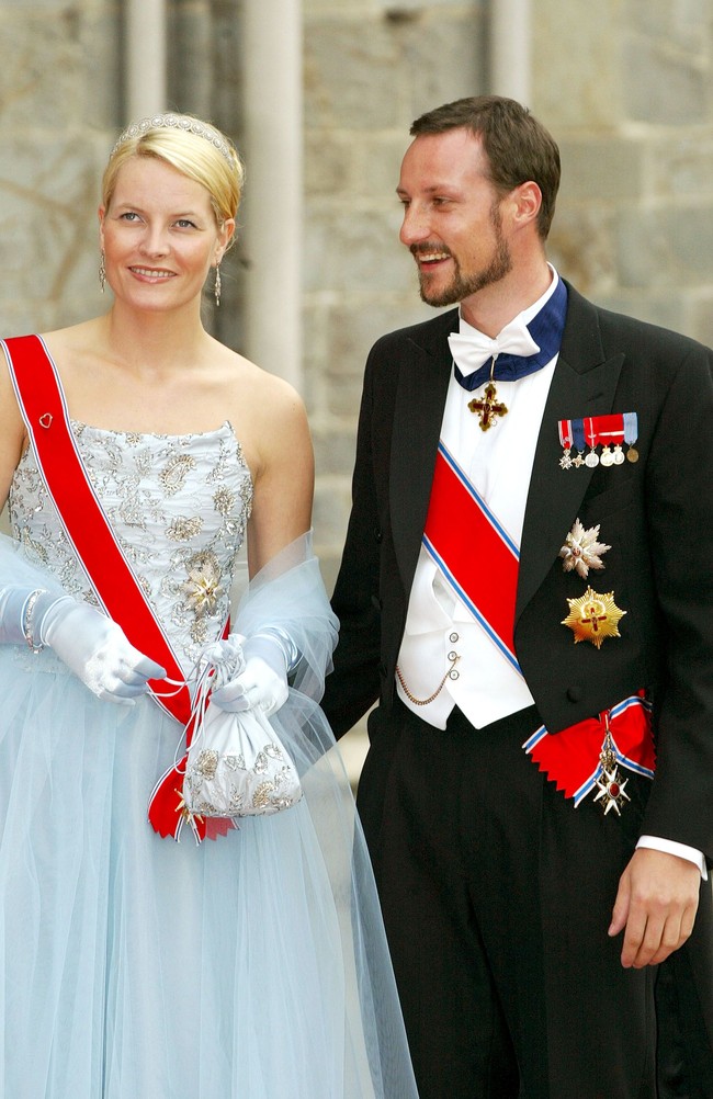 Mette-Marit kemudian mengakui sendiri bahwa masa mudanya memang penuh pemberontakan. Saya berada dalam lingkungan di mana banyak batas dilanggar, katanya menjelang pernikahan. Foto: Getty Images