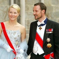 Mette-Marit kemudian mengakui sendiri bahwa masa mudanya memang penuh pemberontakan. Saya berada dalam lingkungan di mana banyak batas dilanggar, katanya menjelang pernikahan. Foto: Getty Images