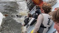 Kapal ini sudah setengah tenggelam gara-gara dihantam ombak. Untungnya setelah ini berhasil balik lagi ke posisi semula. Foto: boredpanda