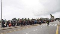 Kebakaran ini tidak meluas, namun memicu asap pekat yang menyebar. Ratusan yang ada di kompleks bandara pun terpaksa menunggu di luar selama proses pemadaman berlangsung. Kerumunan banyak orang tampak terlihat di trotoar dekat bandara tersebut. Foto: independent.com.mt