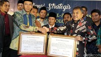Gubernur NTB TGB Zainul Majdi (kiri) dan Ketua Serikat Alumni ITB Muslim Armas (kanan) menunjukkan naskah kerja sama.