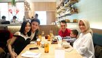 Begini Kemesraan Jevin Julian dan Rinni Wulandari Saat Makan Bersama