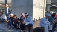 Mereka akhirnya membubarkan diri saat tahu kabar Rizieq Syihab tak jadi pulang (Foto: Zunita Amalia Putri/detikcom)