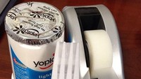Tidak punya sendok? Tidak masalah. Tempelkan saja solatip di garpu. Istimewa/Boredpanda.