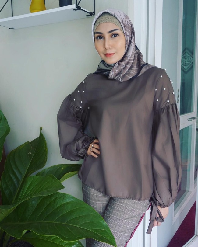 Atasan lengan panjang jadi salah satu fashion item wajib hijabers. Fenita Arie membuat penampilannya lebih unik dengan tambahan aksen mutiara dan potongan lengan baloon pada atasannya.Foto: Instagram