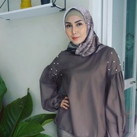 Atasan lengan panjang jadi salah satu fashion item wajib hijabers. Fenita Arie membuat penampilannya lebih unik dengan tambahan aksen mutiara dan potongan lengan baloon pada atasannya.Foto: Instagram