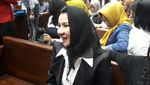 Foto: Ekspresi Ceria Bupati Rita di Sidang Perdana