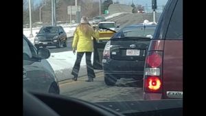 Foto: Viral Insiden Pria Dorong Wanita ke Salju di New Hampshire