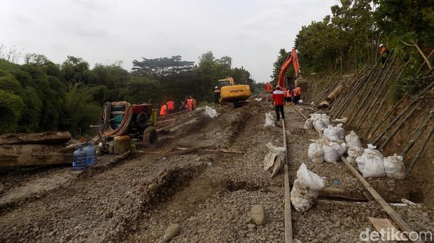 Rel KA Jalur Semarang-Solo di Grobogan Kembali Longsor