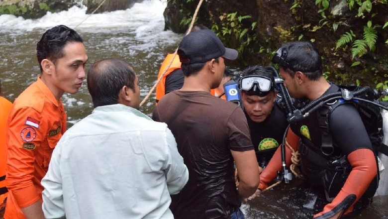 Siswa SMP yang Hilang di Air Terjun Saat Bikin Film Belum Ditemukan Siswa SMP yang Hilang di Air Terjun Saat Bikin Film Belum Ditemukan