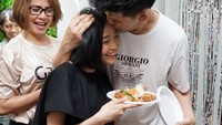 Saat Jevin Julian ulang tahun, Rinni memberi kejutan untuk suami tercintanya itu. Ia memberi tumpeng besar untuk Jevin. Momen ini saat mereka ingin makan tumpengnya bersama. Foto: Istimewa