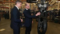 Pangeran William melihat-lihat motor di pabrik Triumph. Pangeran William memang terkenal sebagai salah seorang penggemar motor Foto: Ian Vogler - WPA Pool/Getty Images