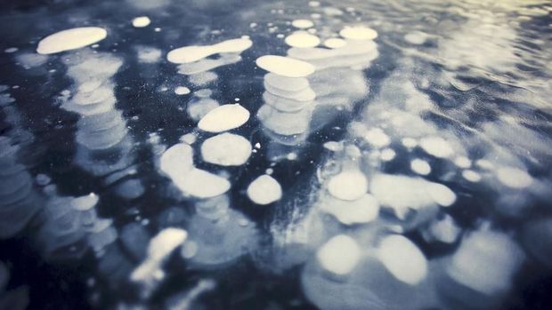 Walau cantik, gelembung beku itu merupakan gas metana yang berbahaya 