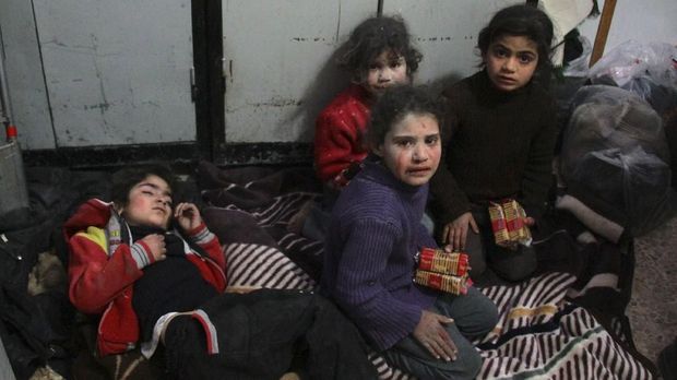 Anak-anak Suriah di rumah sakit darurat di Douma.