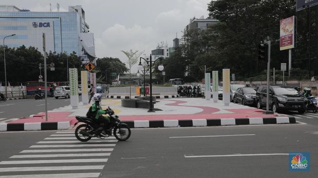 Pekerja melakukan finishing underpass Kartini di Jalan Lebak Bulus, Jakarta Selatan, Kamis (22/2/2018). Proyek yang menelan biaya Rp 90 Milyar ini bertujuan mengurai kemacetan di persimpangan sebidang di Jalan Metro Pondok Indah dan kawasan TB Simatupang. (CNBC Indonesia/ Andrean Kristianto)