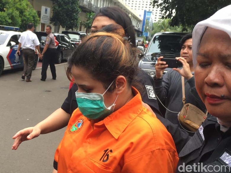 Dhawiya dan Tunangannya Resmi Jadi Penghuni Rutan Polda Metro Dhawiya dan Tunangannya Resmi Jadi Penghuni Rutan Polda Metro