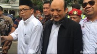 Sampai di lingkungan rumahnya pada pukul 15.48 WIB, Novel langsung dibawa masuk ke Masjid Al-Ihsan.