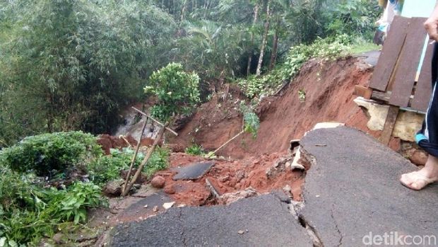 Jalan putus akibat longsor