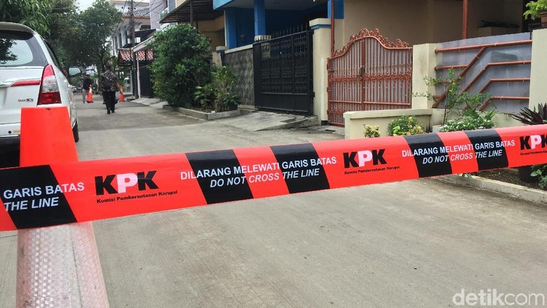 #NovelKembali, Jalan Depan Rumah Novel Baswedan Dipasang KPK Line #NovelKembali, Jalan Depan Rumah Novel Baswedan Dipasang KPK Line