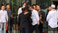 Saat Novel bersalaman dan cipika-cipiki dengan penyidik dan pegawai KPK.
