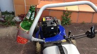 Butuh tempat menyimpan botol di pemotong rumput? Cari lakban dan kaleng kosong. Foto: boredpanda