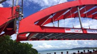 Pemasangan ini mencetak rekor MURI pemasangan jembatan rangka baja dalam bentuk utuh terpanjang. Pool/PT PP.