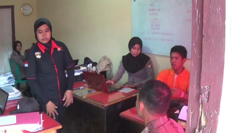 Remaja yang Ngaku Bertelur Dibawa ke Kantor Polisi Remaja yang Ngaku Bertelur Dibawa ke Kantor Polisi