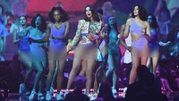 Yang ini Dua Lipa tampil super seksi di ajang Brit Awards. Foto: Getty Images