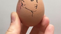 Elvis Presley dilukis pada satu butir telur. Dengan bagian atasnya diberi seperti busa yang mirip dengan rambut. Foto: Istimewa