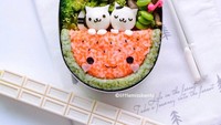Semangka imut ini terbuat dari pulenan nasi Jepang dengan pewarna yang digunakan dari tomat dan sayuran. Disajikan dengan irisan daging dan roti kucing diatasnya. Foto: Instagram/liittlemissbento