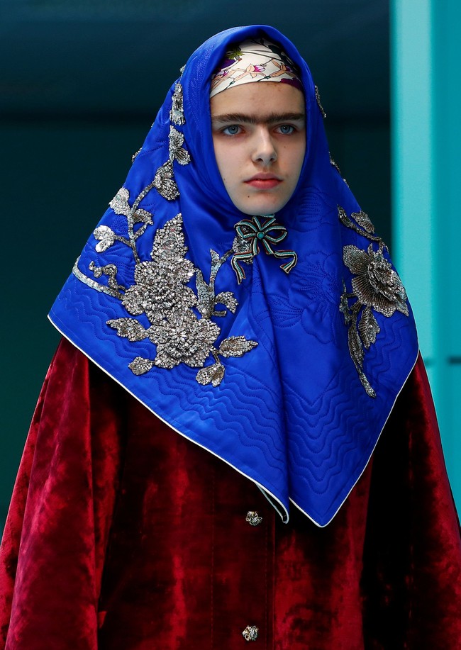 Tidak ketinggalan, model dengan hijab biru yang dipercantik dengan detail bordir. (Foto: REUTERS/Tony Gentile)