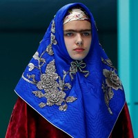 Tidak ketinggalan, model dengan hijab biru yang dipercantik dengan detail bordir. (Foto: REUTERS/Tony Gentile)