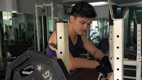 Makin hari tubuh Roy Jordy makin atletis. Beberapa kali ia latihan angkat beban. Foto: Instagram @roydjordy